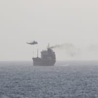 ヘリコプターのシーキングから民間タンカーにファストロープで降下するイランの武装兵士（Image：U.S.Navy）