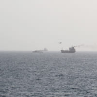 タンカーに接近するヘリコプター（Image：U.S.Navy）