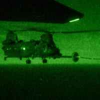 夜間に空中給油を受けるMH-47（Image：U.S.Army）