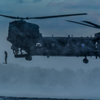 MH-47から海に飛び込むアメリカ陸軍特殊作戦コマンドの兵士（Image：U.S.Army）