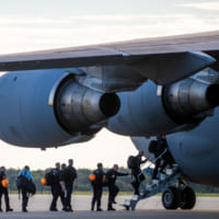 C-17に乗り込むオランダ捜索救難チーム（Image：オランダ国防省）