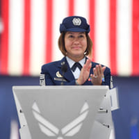就任あいさつに立つバス空軍最先任上級曹長（Image：USAF）