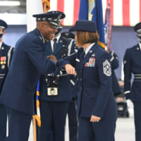 CQ・ブラウン参謀総長と「ひじタッチ」をするバス空軍最先任上級曹長（Image：USAF）