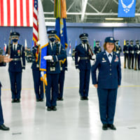 CQ・ブラウン参謀総長に祝福されるバス空軍最先任上級曹長（Image：USAF）