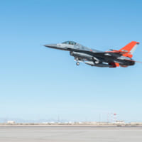 パイロットが乗って離陸するQF-16（Image：USAF）