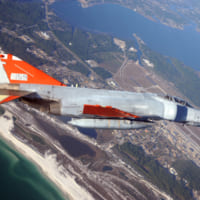 パイロットが乗って飛行中のQF-4E（Image：USAF）
