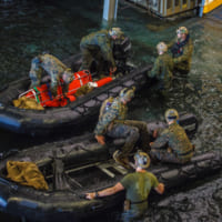 小型ボートに担架を載せてサマセットから発進する海兵隊員（Image：USMC）