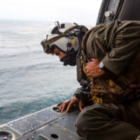 身を乗り出して行方不明のAAV7を探す海兵隊員（Image：USMC）