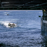 ドック型輸送揚陸艦サマセットに収容されるAAV7（Image：USMC）