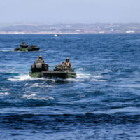 サンクレメンテ島からサマセットを目指すAAV7（Image：USMC）