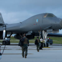 乗機に向かうB-1Bのクルー（Image：USAF）