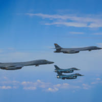 F-2Aと飛行するB-1B（Image：USAF）