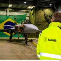 ブラジル空軍の格納庫に運び込まれたグリペンE（Image：ブラジル空軍）