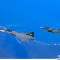 チェイス機のF-5Eとともにブラジル上空を飛ぶF-39Eグリペン（Image：ブラジル空軍）