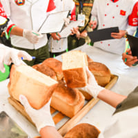 食パンの出来栄えを見る（Image：ロシア国防省）