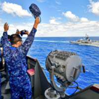 オーストラリア海軍フリゲートに手を振る護衛艦あしがらの乗組員（Image：海上自衛隊）