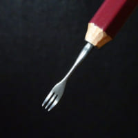 鉛筆芯から削り出したフォーク（鉛筆彫刻人シロイさん提供）
