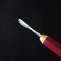 鉛筆芯のナイフ（鉛筆彫刻人シロイさん提供）