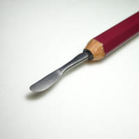 鉛筆彫刻のナイフ（鉛筆彫刻人シロイさん提供）