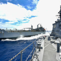 オーストラリアの給油艦シリウスから給油を受ける護衛艦あしがら（Image：海上自衛隊）
