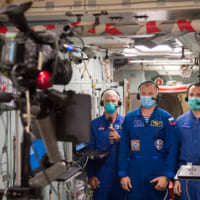 国際宇宙ステーションでの記者会見の練習をする宇宙飛行士（Image：ロスコスモス ）