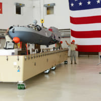 配送コンテナから取り出されるMQ-9の胴体（Image：USAF）