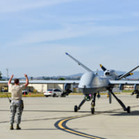 地上係員の誘導を受けるMQ-9（Image：USAF）