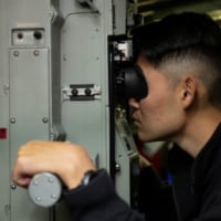 潜水艦シカゴで潜望鏡を覗く水兵（Image：U.S.Navy）