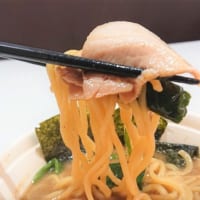 麺は「吉祥寺 武蔵家」の特徴を活かした中太平打ち麺で、モチモチした食感