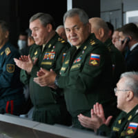 選手を称えるショイグ国防大臣（Image：ロシア国防省）