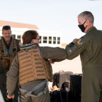 訓練を終えた乗員と「ひじタッチ」するテイラー中佐（Image：USAF）