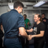 ダンスを楽しむ乗組員（Image：U.S.Navy）