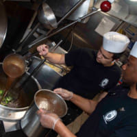 料理を作る調理兵（Image：U.S.Navy）