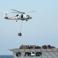 ヘリコプターによる物資補給（Image：U.S.Navy）