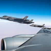 KC-135と並ぶアメリカとイスラエルのF-35（Image：USAF）