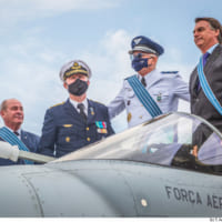 コクピットで記念撮影するボルナソロ大統領（Image：ブラジル空軍）