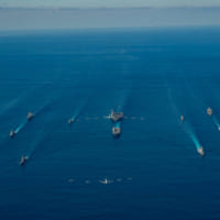 編隊航行する日米加艦隊（Image：U.S.Navy）
