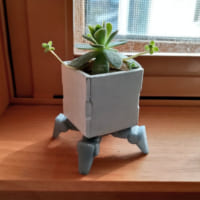 「脚付き」の植木鉢も相まって、まるで喜んでいるかのような様相の「ロボット植物」