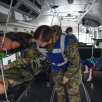 大型救急車で負傷者役の人形を搬送する（Image：USAF）