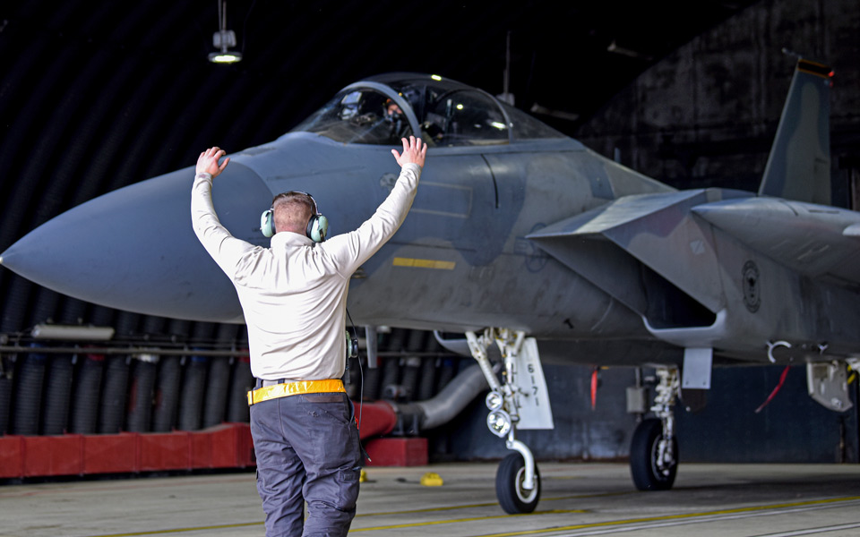 イギリス駐留のアメリカ空軍F-15　別の基地への機動展開訓練を実施