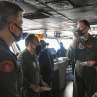 艦長交替式で訓示するウィコフ少将（Image：U.S.Navy）