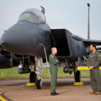 F-15Eパイロットと話すコニングスビー空軍基地のピーターソン司令官（Image：Crown Copyright）