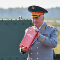 贈呈書を受け取ったカルタポロフ国防副大臣（Image：ロシア国防省）