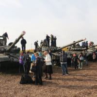 展示された戦車と来場者（Image：ロシア国防省）