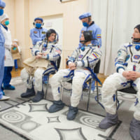 ソコルを着て談笑するソユーズMS-17クルー（Image：Roscosmos）