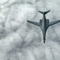 雲海の上を飛行するB-1B（Image：USAF）