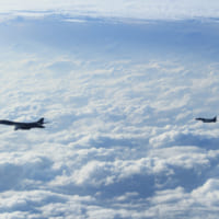 B-1Bと飛行する航空自衛隊のF-15J（Image：USAF）