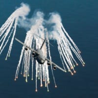 フレアを放つC-17（Image：USAF）