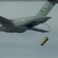 模擬ミサイルパレットを投下するC-17（Image：USAF）