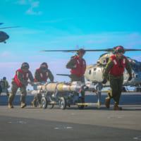 爆弾を運ぶアメリカ海兵隊員（Image：USMC）